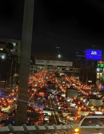 Zona Cumbres de Monterrey: Fotos del tráfico vial se vuelven viral