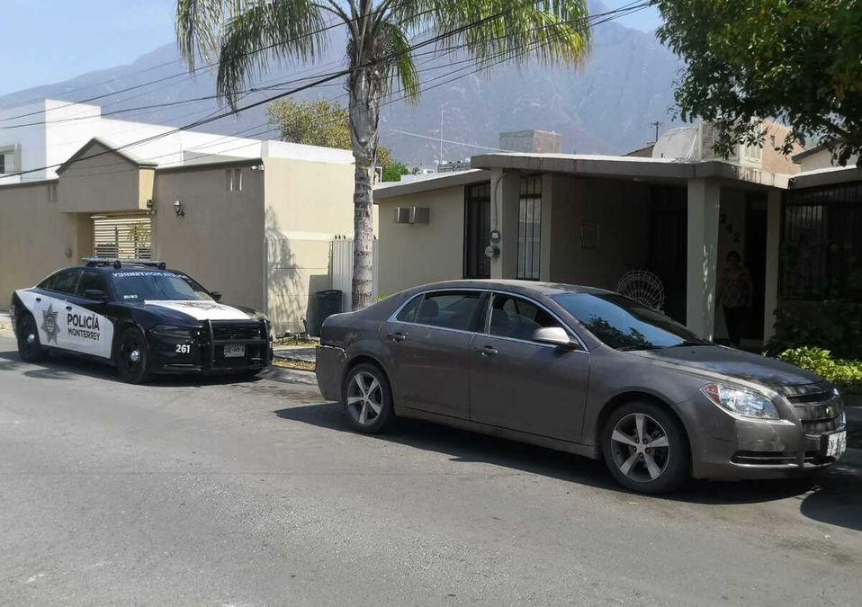 Hombre es detennido por policías de Monterrey tras circular auto con reporte de roobo. / Israel Santacruz