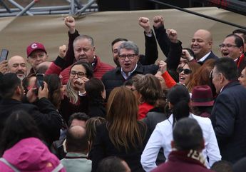 Ricardo Monreal rodeado de legisladores en el Zócalo / Araceli López
