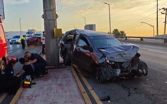 Una camioneta Toyota Avanza participó en el aparatoso accidente en la avenida Rangel Frías. | Francisco Zúñiga Esquivel
