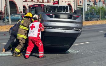Uno de los automóviles involucrados terminó volcado sobre la avenida Garza Sada. | Fabricio Gallegos