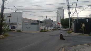 Cable de energía a baja altura en el Centro de Monterrey. | Fabricio Gallegos