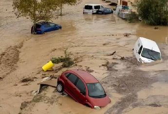 Vehículos arrastrados por las inundaciones en Valencia | Especial
